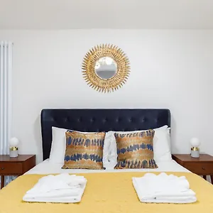 https://stylish-boutique-apartment-with-a-patio.brighton-hotels-england.com