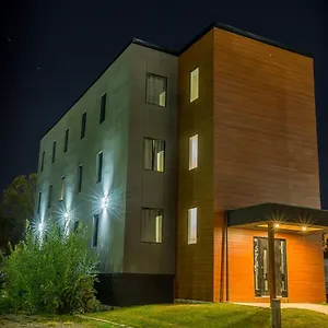 https://clifton-hill-hideaway-4b-two-bedroom-condo.niagara-fallshotels.com
